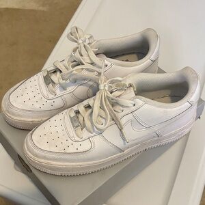 Nike Air Force 1 LE (GS) Triple‎ White Sneakers | Youth 7Y / Women’s 8.5